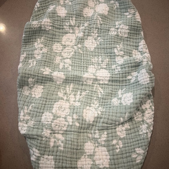 Light green floral changing table cover - Picture 1 of 2